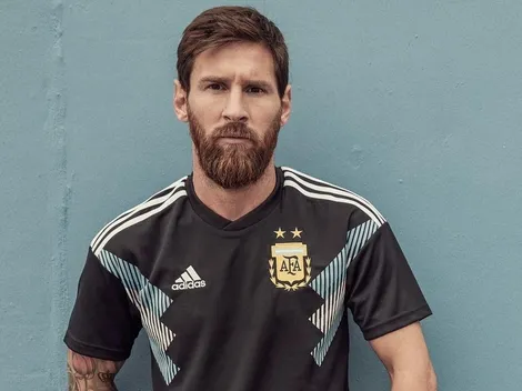 Messi posó con la camiseta suplente negra de la Selección Argentina