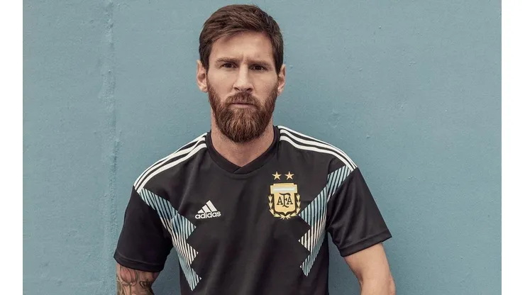 Messi posó con la camiseta suplente negra de la Selección Argentina