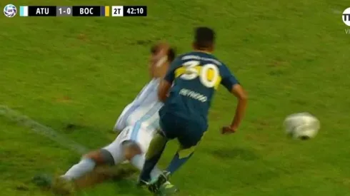 PÈNALAZO. A Reynoso lo tocaron en el área pero el árbitro no sancionó.