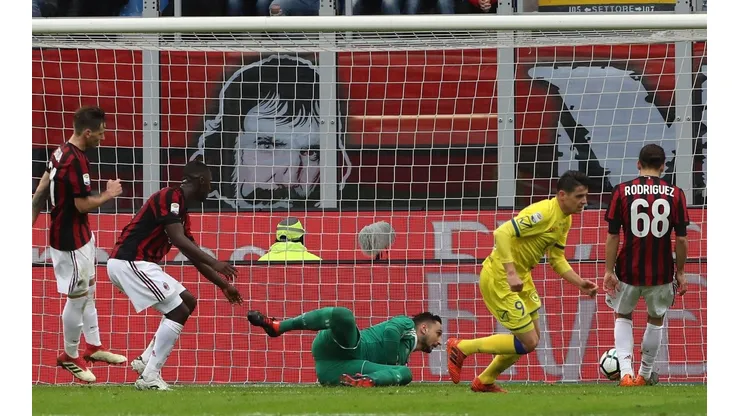 ¡Se la clavó al ángulo!: Chievo se lo dio vuelta al Milan con este bombazo de Inglese