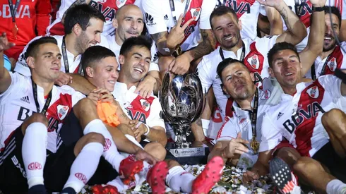 Rodrigo Mora junto a sus compañeros de River gritando campeón.