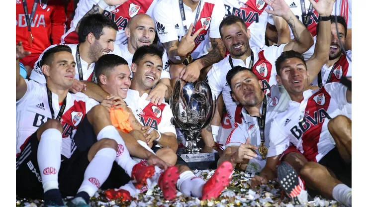 Rodrigo Mora junto a sus compañeros de River gritando campeón.
