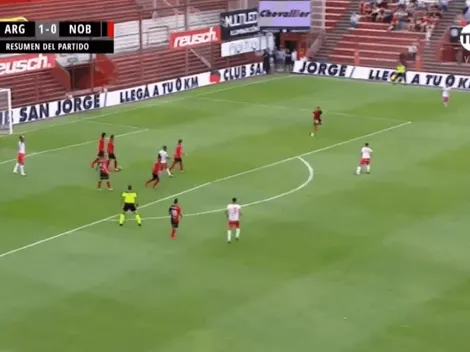 ¡Es horrible! Evangelista le erró a la pelota y llegó el gol de Argentinos