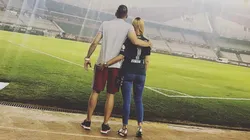 Armani y su pareja mirando el Monumental.