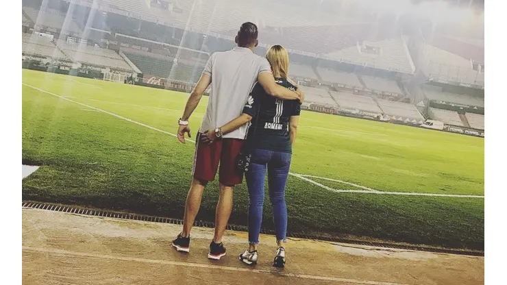 Armani y su pareja mirando el Monumental.