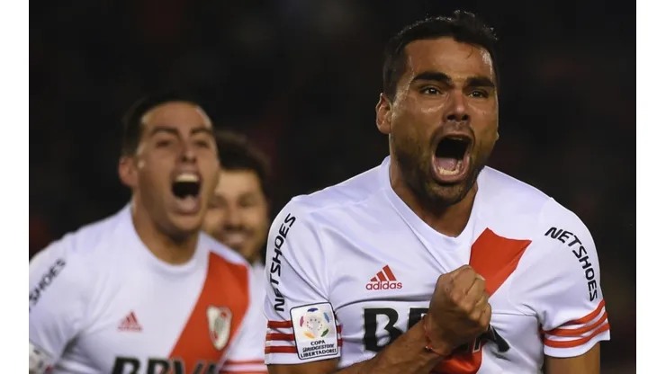 GABI CORAZÓN. Mercado festejó a la distancia el triunfo de River.