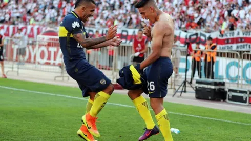 Centurión bailando con Tevez en el Monumental.