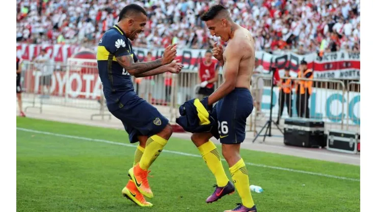 Centurión bailando con Tevez en el Monumental.