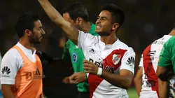 El Pity lo celebra junto a los hinchas.