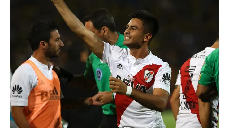El Pity lo celebra junto a los hinchas.
