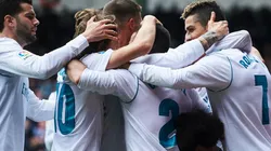Los jugadores de Real Madrid en un abrazo.