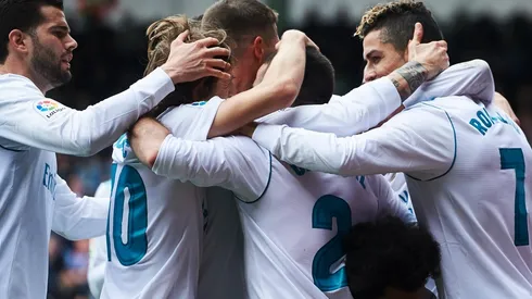 Los jugadores de Real Madrid en un abrazo.