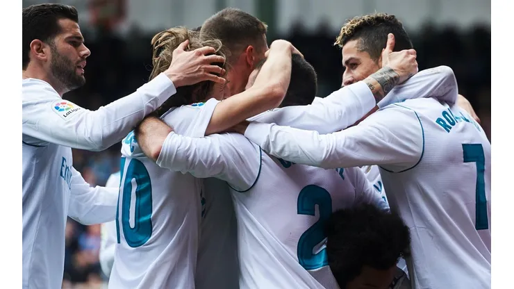 Los jugadores de Real Madrid en un abrazo.