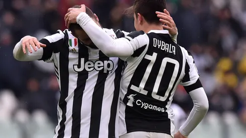 Gonzalo Higuaín celebrando junto a Dybala