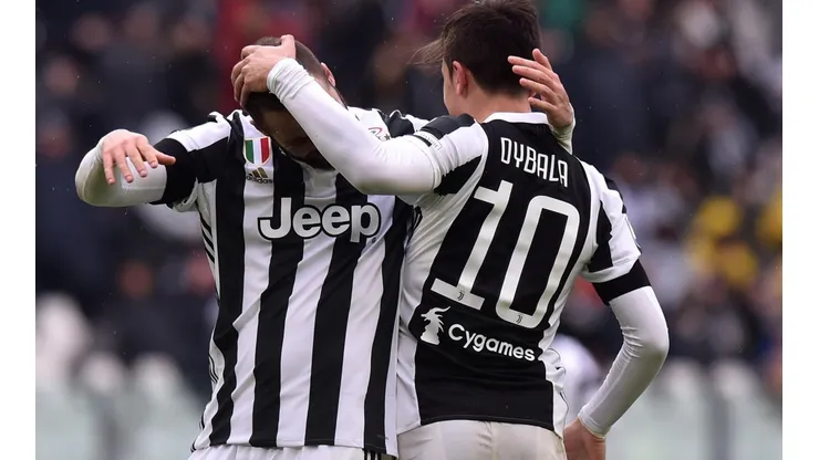 Gonzalo Higuaín celebrando junto a Dybala