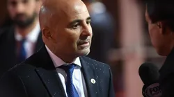 Puro look: Sampaoli fue a ver a Messi con una bandera colgada del cuello