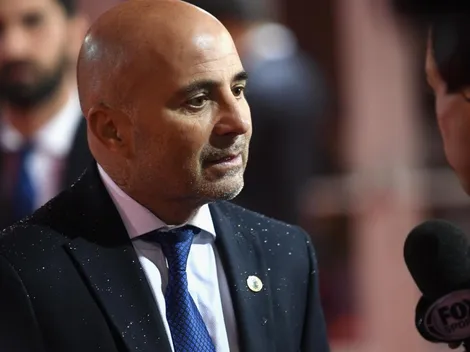Puro look: Sampaoli fue a ver a Messi con una bandera colgada del cuello