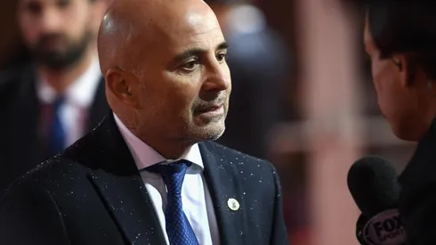 Puro look: Sampaoli fue a ver a Messi con una bandera colgada del cuello