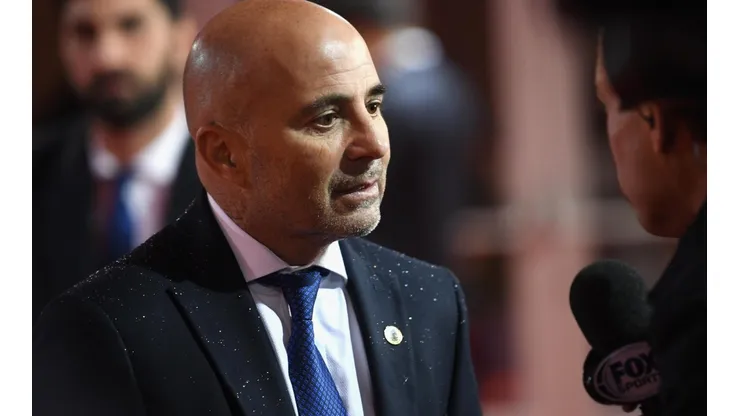 Puro look: Sampaoli fue a ver a Messi con una bandera colgada del cuello