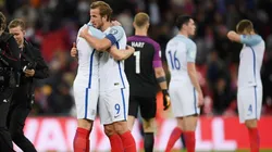 Los jugadores de Inglaterra se unen en un abrazo.