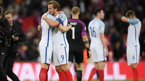 Los jugadores de Inglaterra se unen en un abrazo.