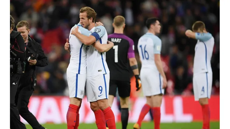 Los jugadores de Inglaterra se unen en un abrazo.