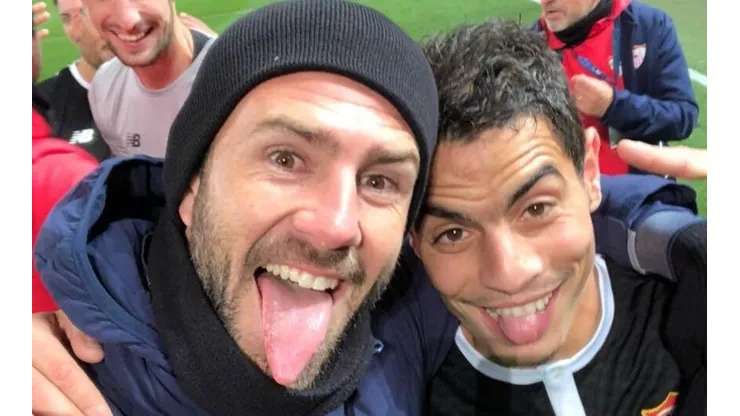 El mexicano se dejó ver festejando la sorprendente clasificación sevillista