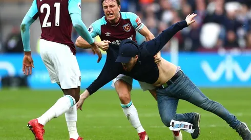 Una de las postales de la invasión a la cancha en el West Ham-Burnley del pasado sábado