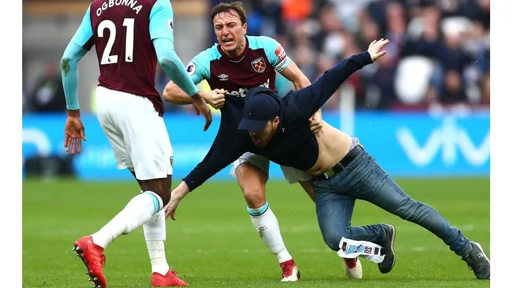 Una de las postales de la invasión a la cancha en el West Ham-Burnley del pasado sábado