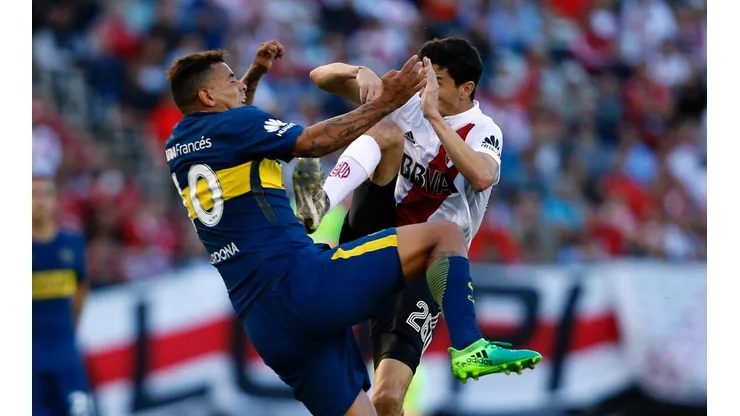 ¡DESPACIO, MUCHACHOS! Nacho y Cardona, titulares en la Supercopa, antes de la expulsión del primero en el último Clásico oficial.