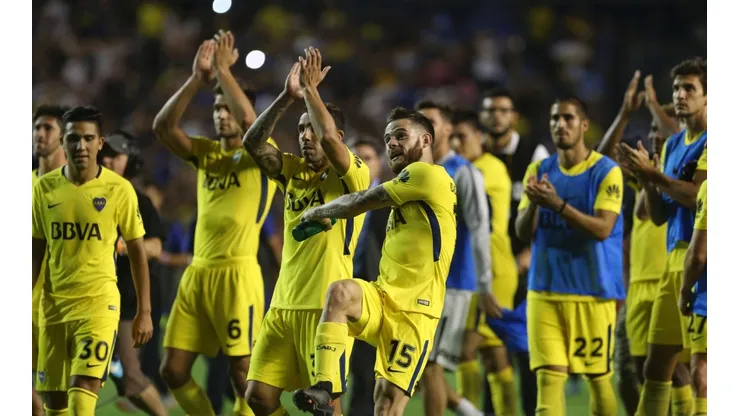 ¡UN EQUIPO QUE VUELA! Los futbolistas están varados en el aeroparque.
