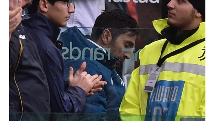 Buffon rompió en llanto en pleno homenaje a Davide Astori