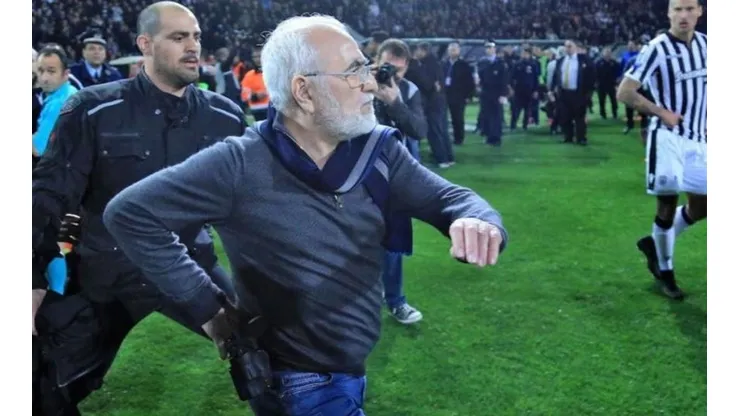 Después del escándalo del presidente de un club armado, Grecia suspende su liga