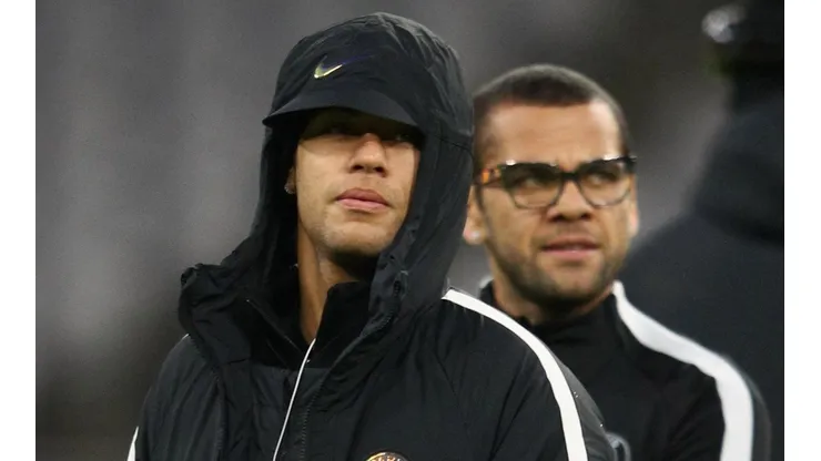 Dani Alves: "Neymar no es una marioneta, toma sus propias decisiones"