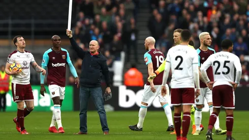 El aficionado se enfadó y se metió en el campo de juego