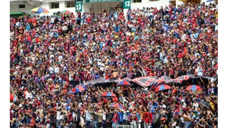 Los hinchas ya pueden comprar su nueva indumentaria de Deportivo Quito.