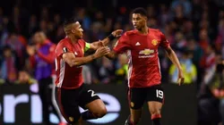 Marcus Rashford festeja el gol con el ecuatoriano Valencia.