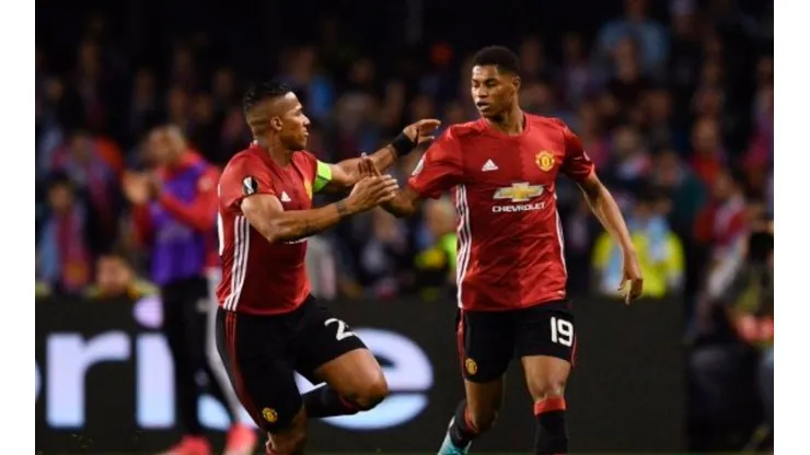 Marcus Rashford festeja el gol con el ecuatoriano Valencia.