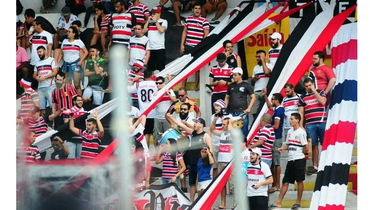 LA SACARON BARATA. Los hinchas del Santa Cruz estuvieron cerca de la tragedia.