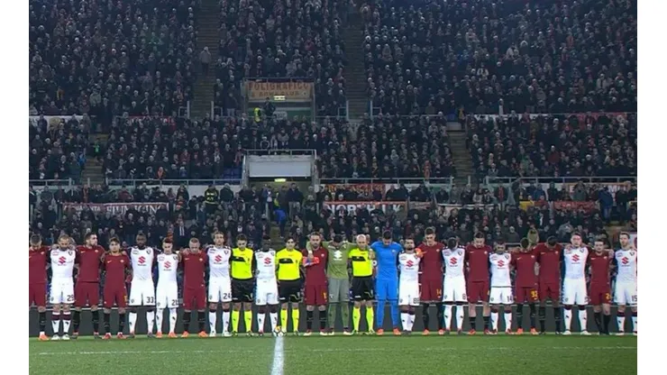 Los jugadores de Roma y Torino, unidos.