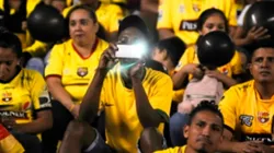 Hinchas transmiten dentro del estadio para otros hinchas.