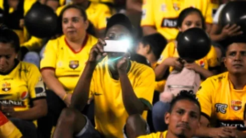 Hinchas transmiten dentro del estadio para otros hinchas.