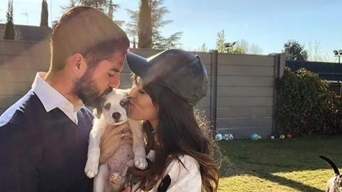 TRÍO FELIZ. Isco, Sara y Messi la pasan bien bajo el sol.