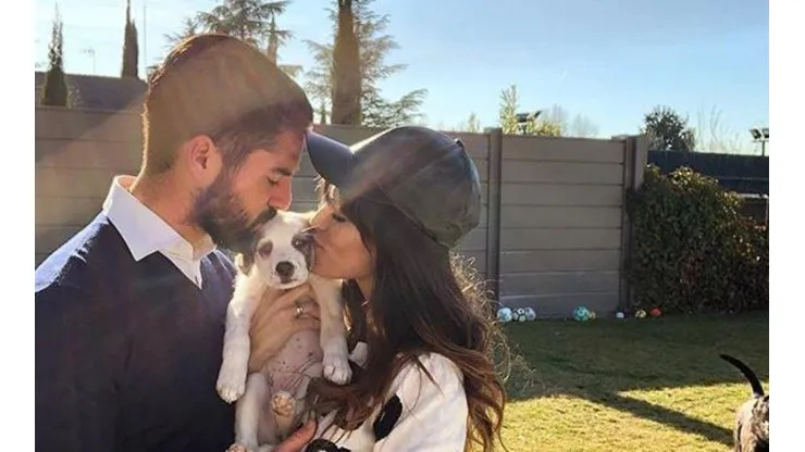 TRÍO FELIZ. Isco, Sara y Messi la pasan bien bajo el sol.