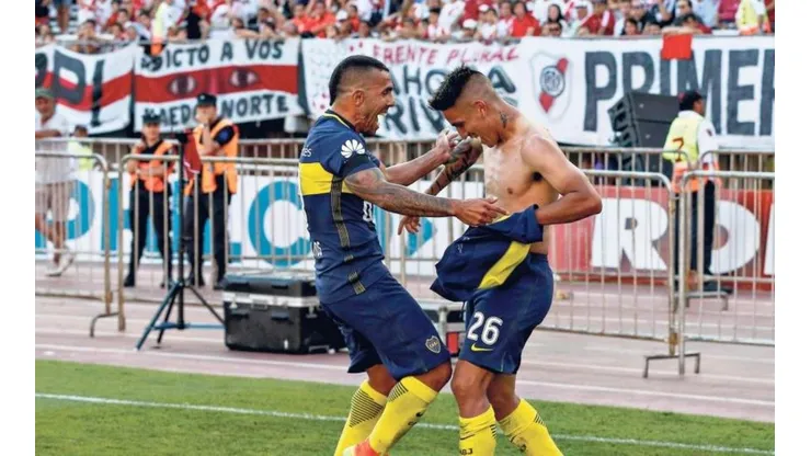 Tevez y Centurión bailan en el Monumental, cuando la relación parecía ser buena.