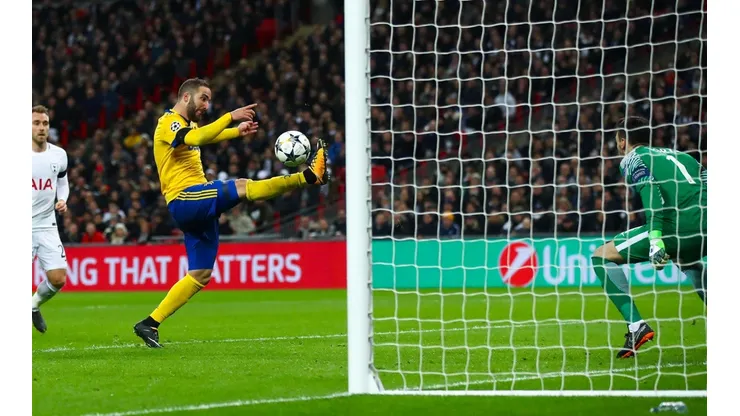 De un cachetazo, Higuaín alimentó el sueño de Juventus