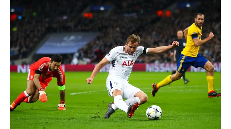 No hubo magia: Harry Kane gambeteó a Buffon, pero le erró a la portería