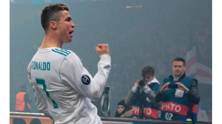 A Cristiano Ronaldo le tiraron un botellazo por dedicarle el gol a los hinchas del PSG