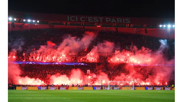 AQUÍ ESTÁ PARÍS. El equipo no acompañó a los hinchas, que montaron una fiesta en la tribuna.