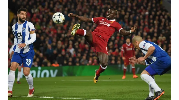 FLY EMANÉ. El senegalés voló y casi anota el primero del Liverpool, pero la pelota se fue por arriba del travesaño. El ataque de los Reds asusta a toda Europa.